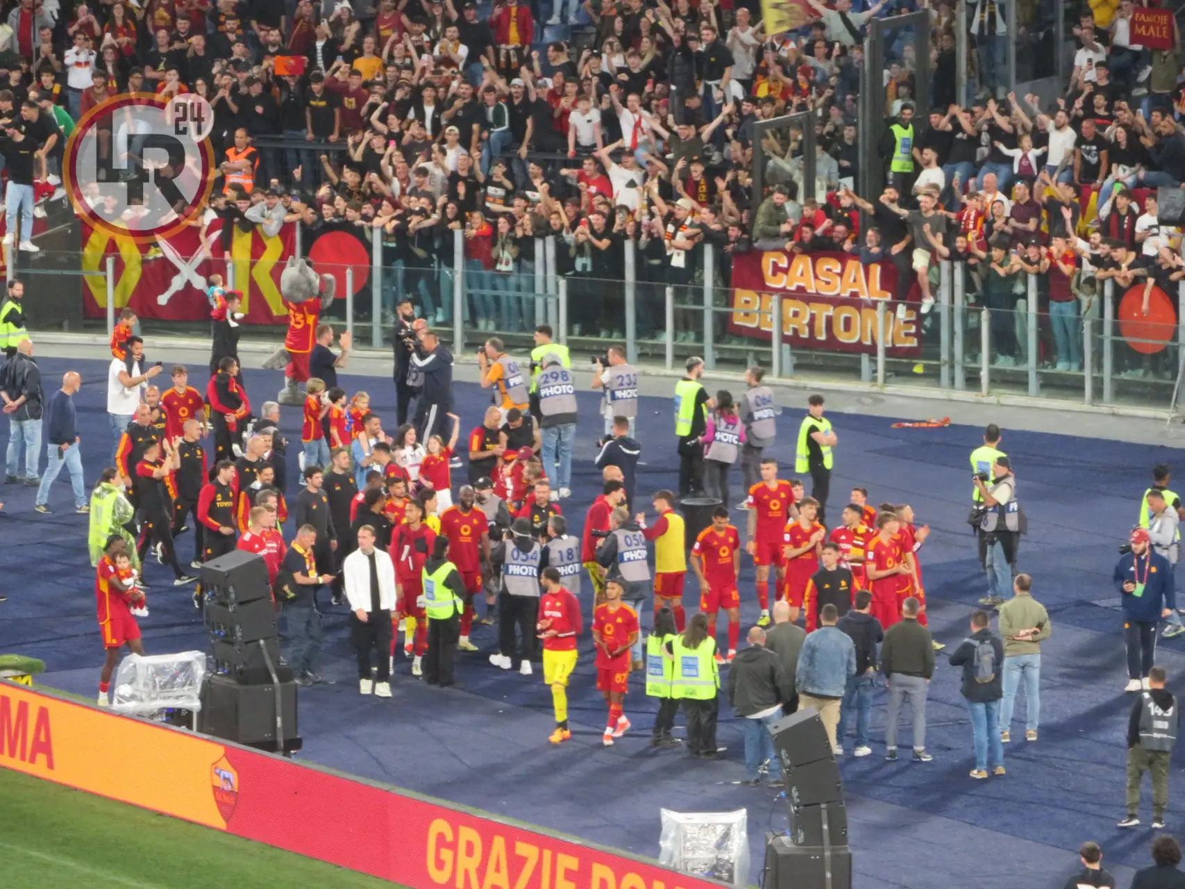 giocatori saluto curva sud