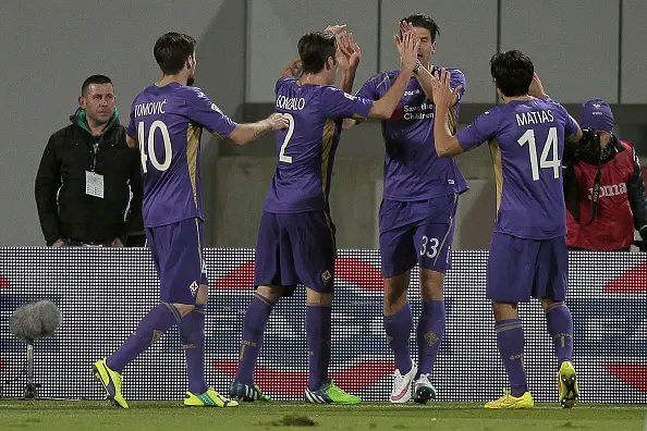 gomez festeggia con i compagni fiorentina roma 26012015