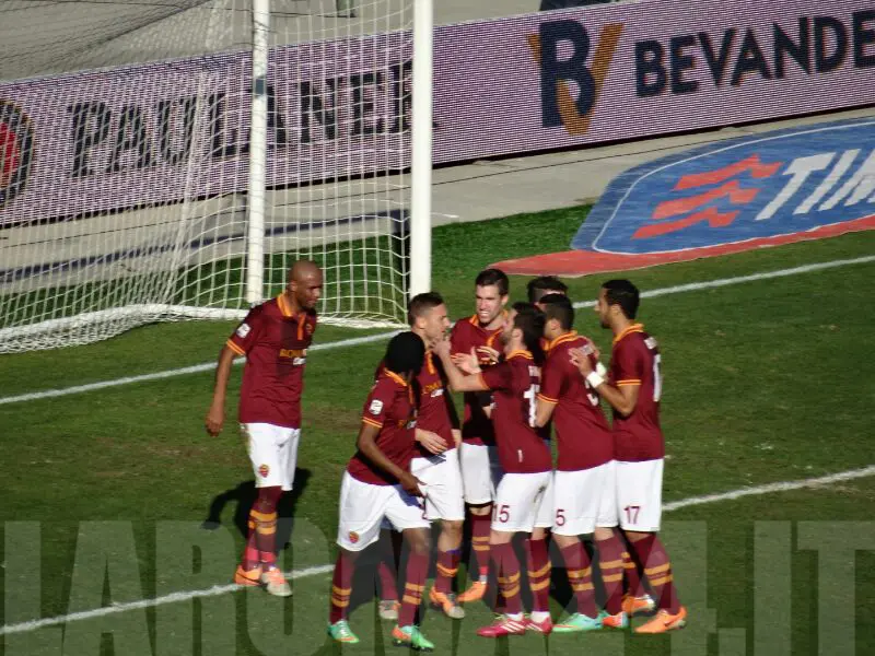 gruppo abbraccia totti dopo rigore verona roma