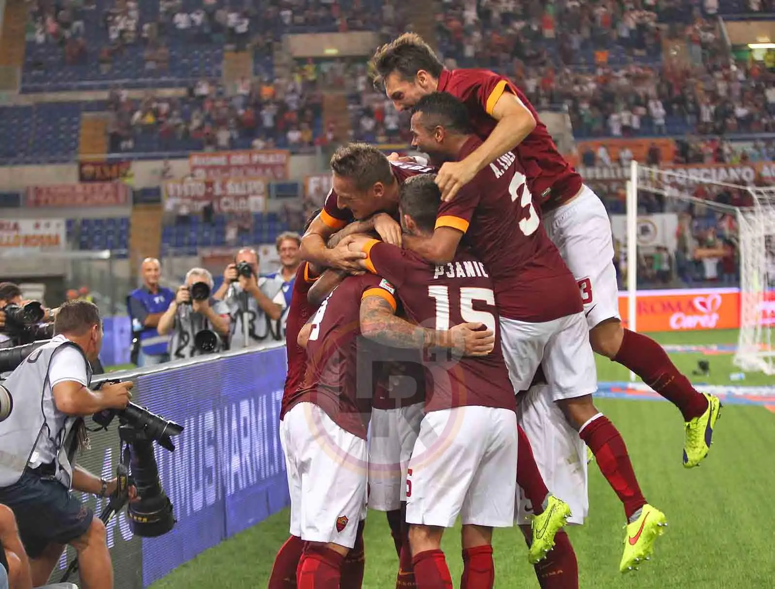 gruppo abbraccio roma fiore 300814 mancini