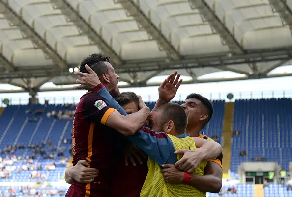 gruppo esulta derby