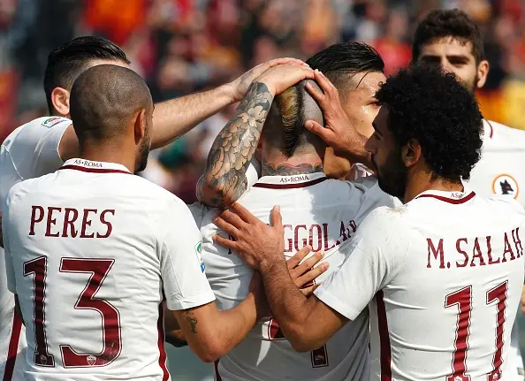 gruppo esulta nainggolan crotone roma
