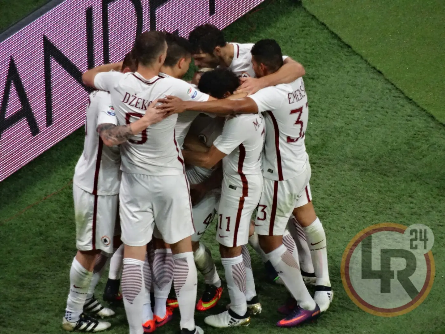 gruppo esulta sassuolo roma 2 1