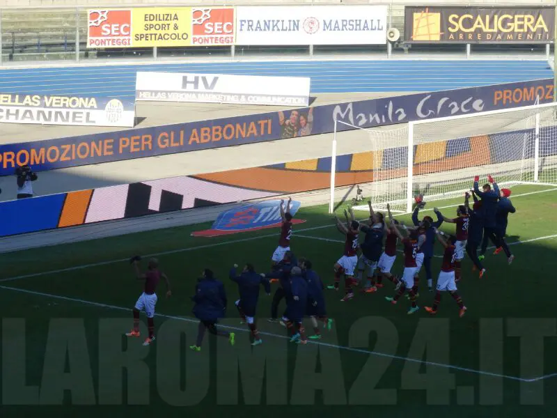 gruppo festeggia fine partita