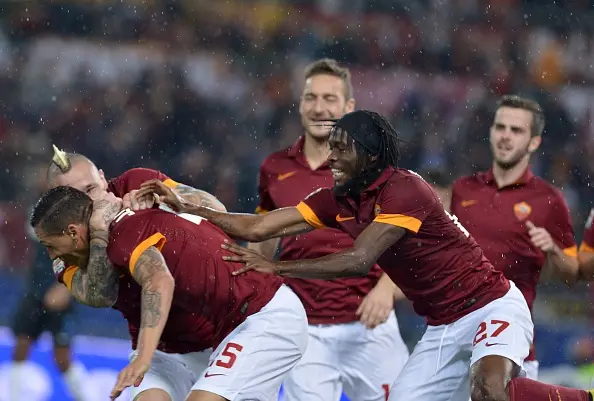 holebas corre abbracciato roma inter