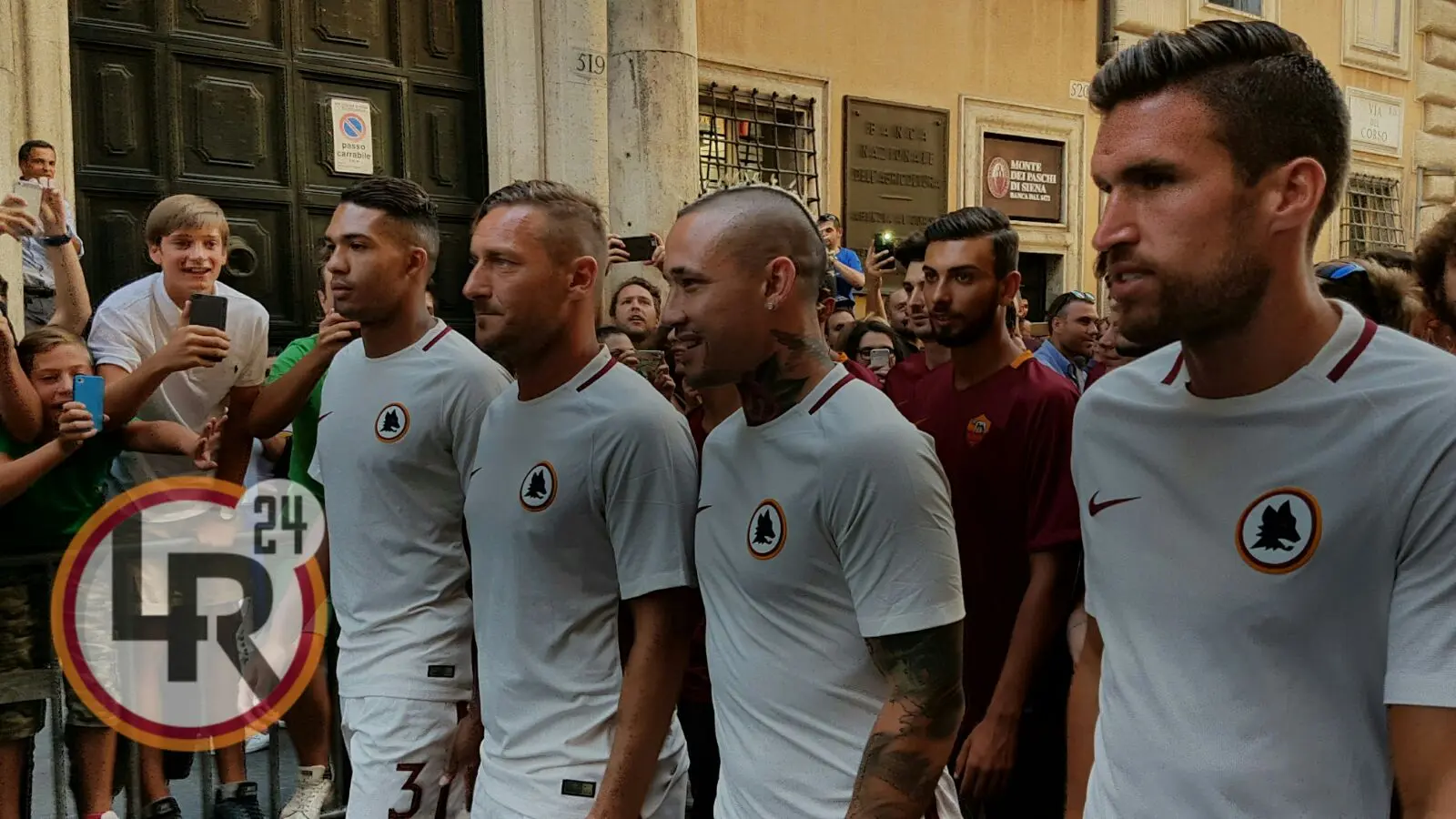 juan jesus totti nainggolan strootman via del corso 4