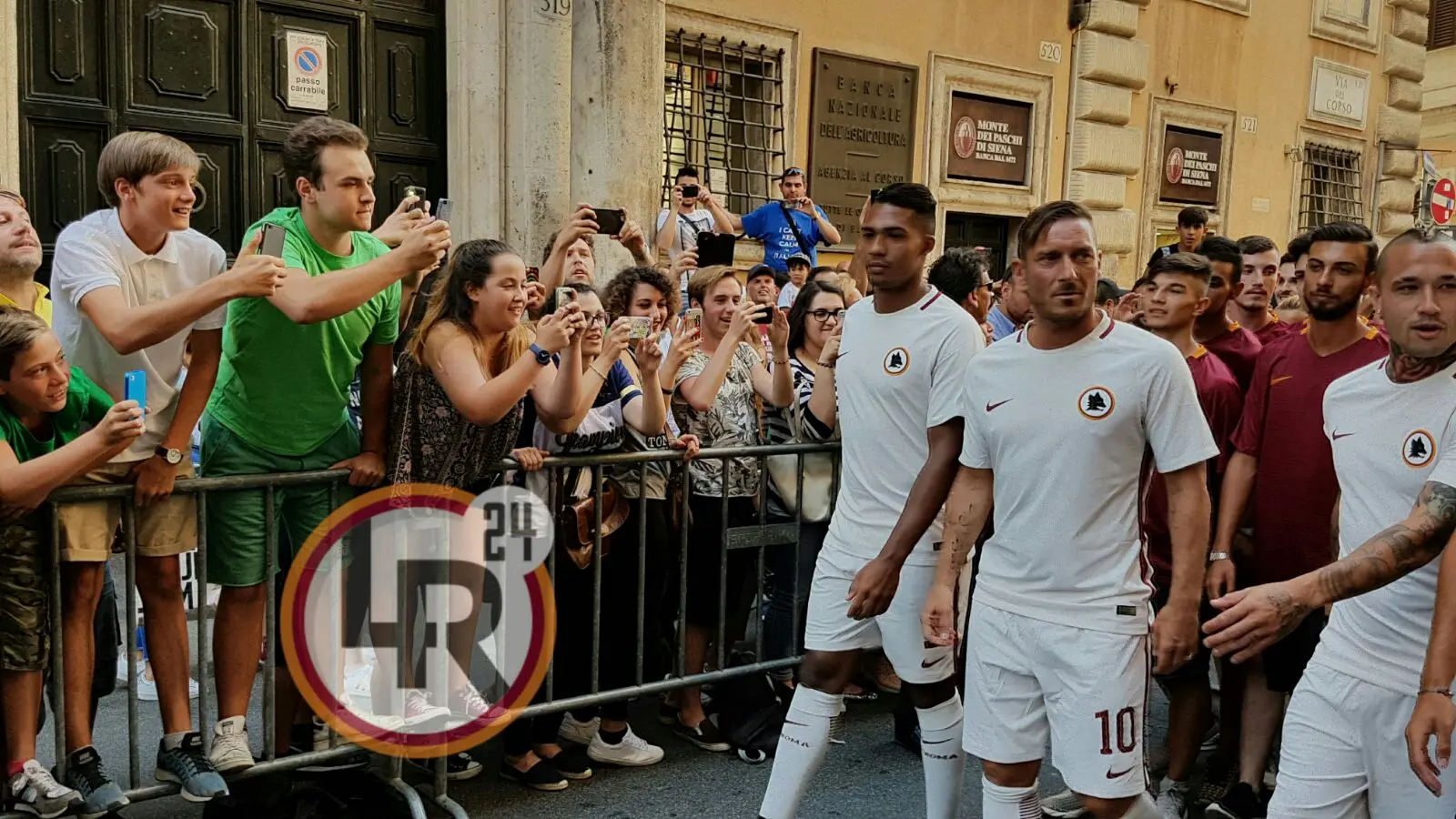 juan jesus totti nainggolan strootman via del corso 5