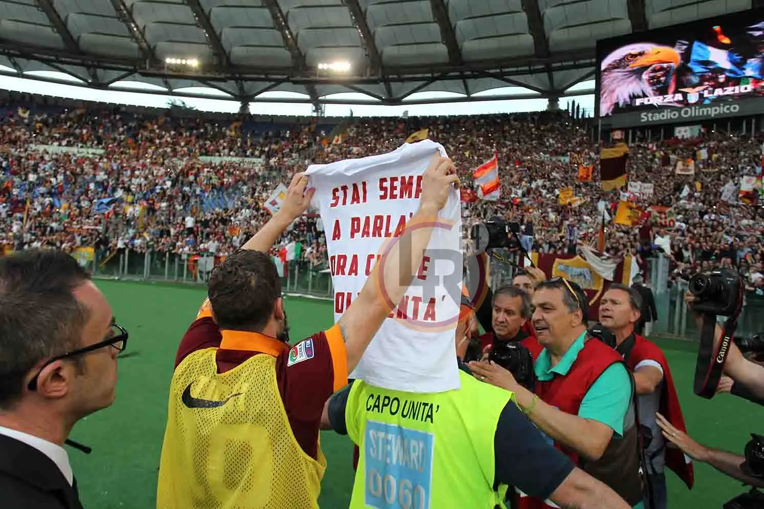 lazio roma totti esultanza maglietta derby lr24 2