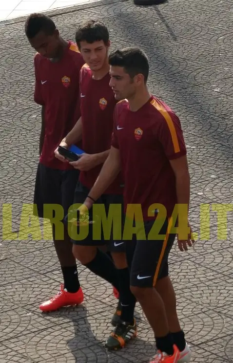 mazzitelli balasa camminano fuori trigoria 16 7