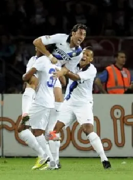 milito esulta con compagni inter
