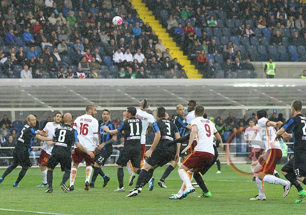 mischia in area atalanta roma