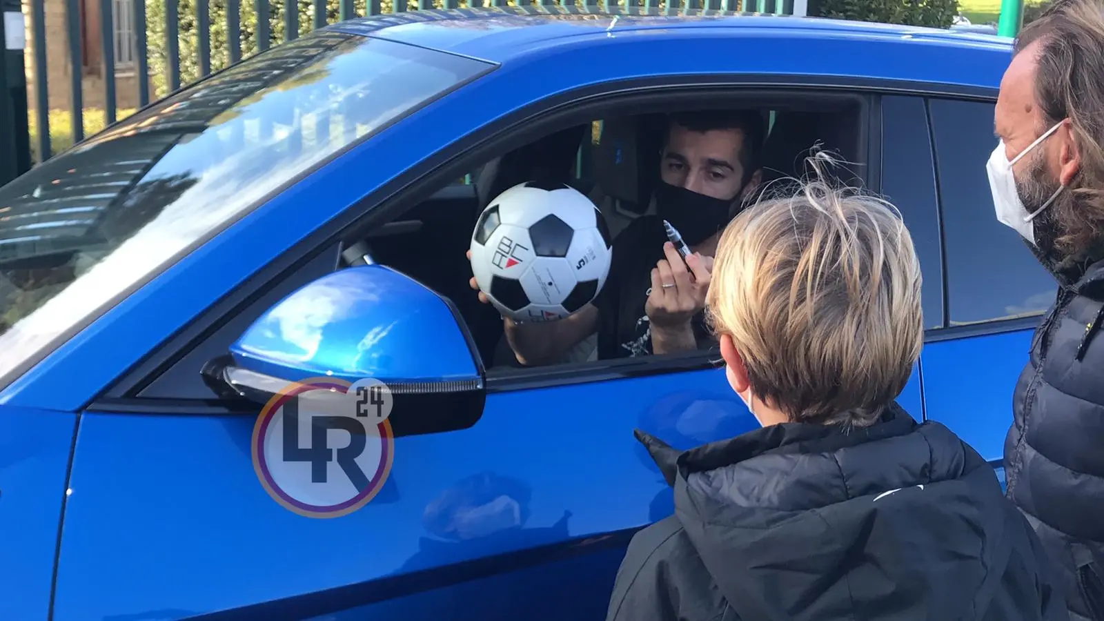 mkhitaryan firma pallone