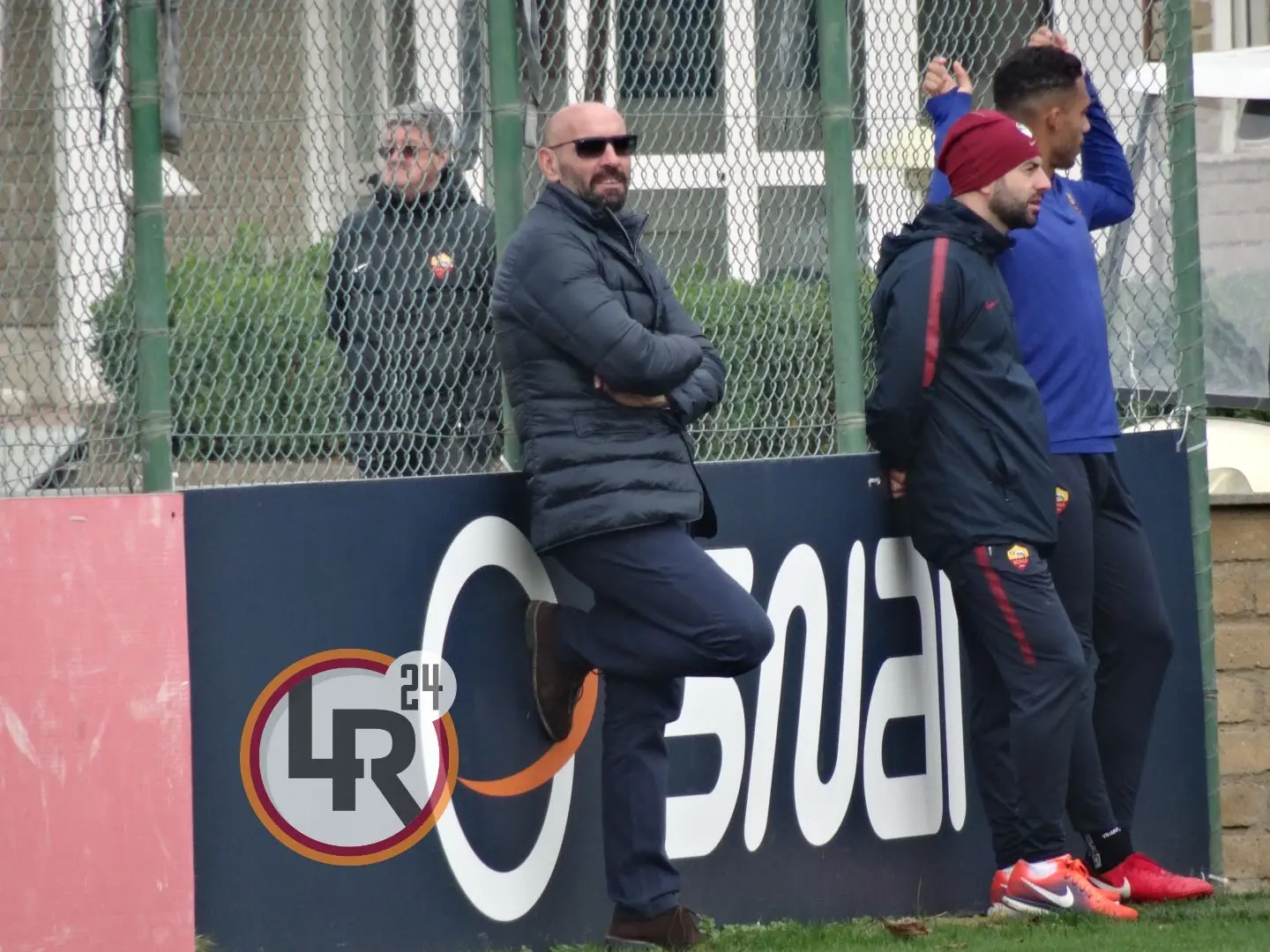 monchi appoggiato cartelloni trigoria rifinitura atletico