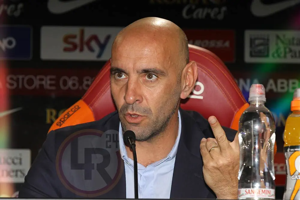 monchi conf stampa gesticola
