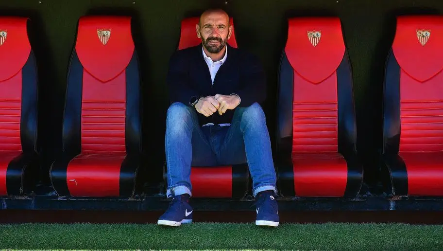 monchi seduto panchina siviglia