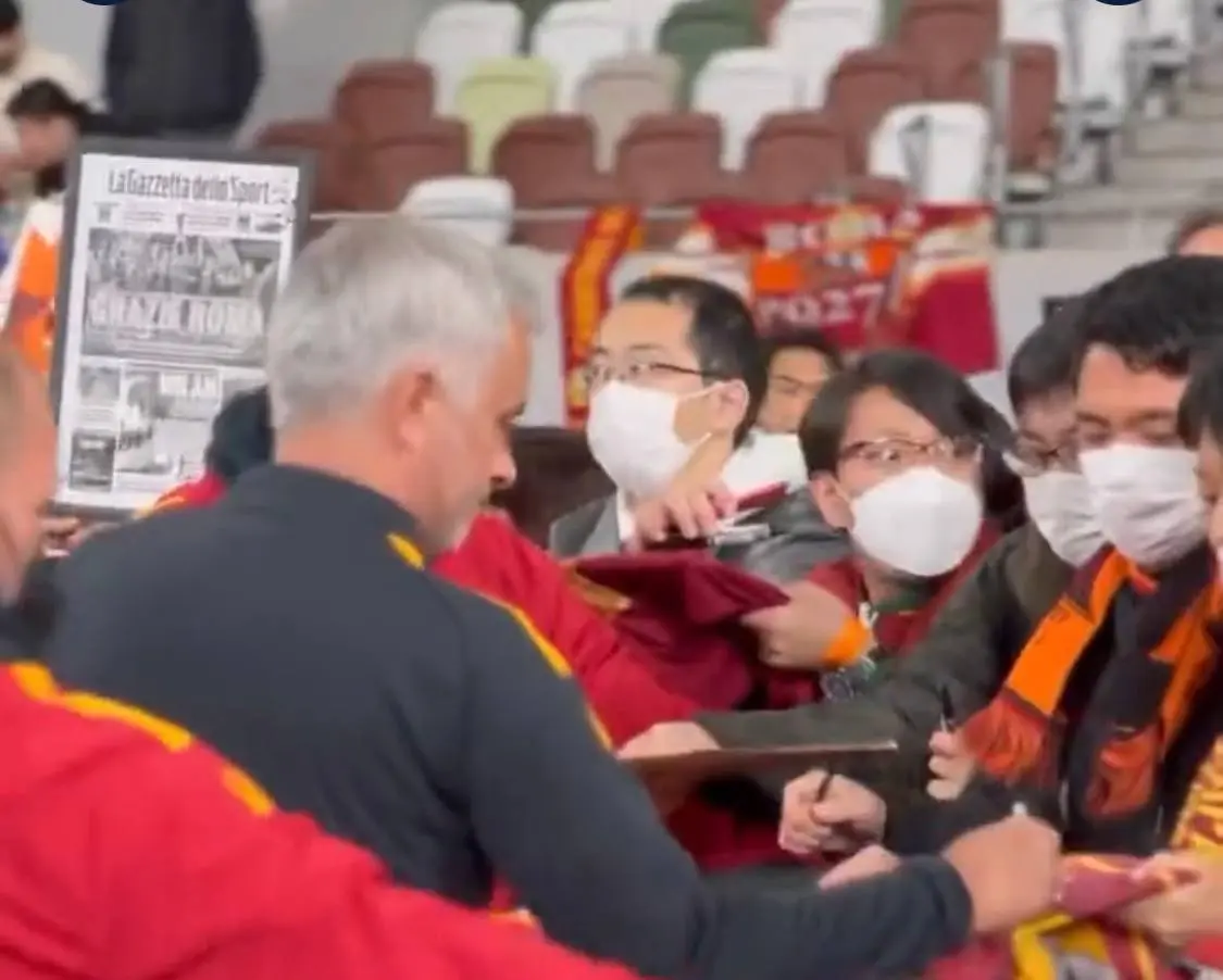 mourinho autografi giappone tifosi