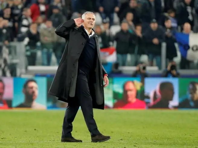 mourinho orecchio 1