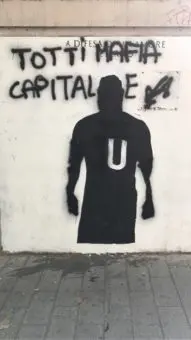 murales totti imbrattato