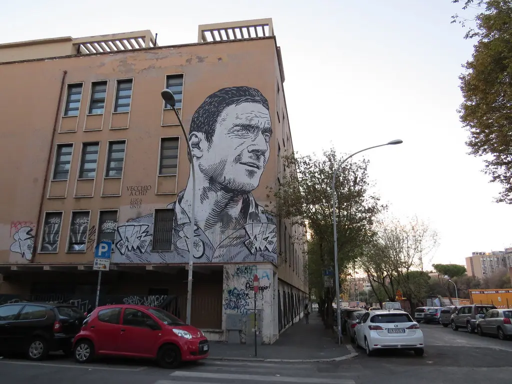 murales totti san giovanni