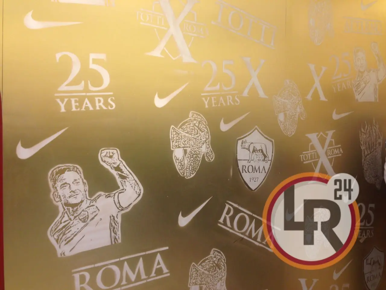 muro dedicato a 25 anni totti lr24