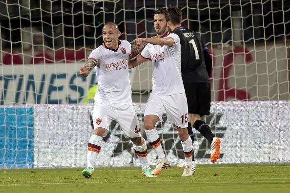 nainggolan dopo il gol insieme a pjanic fiorentina roma