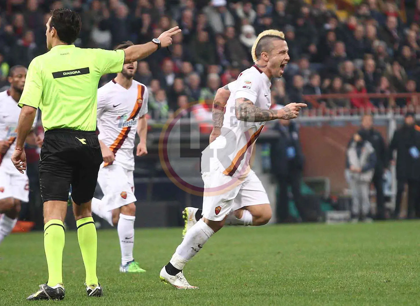 nainggolan esultanza banti genoa roma 141214 mancini
