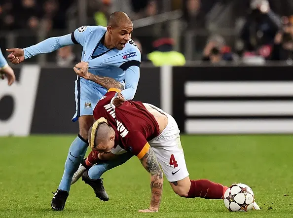 nainggolan fernandinho roma manchester city 101214