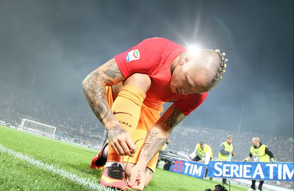 nainggolan inginocchiato