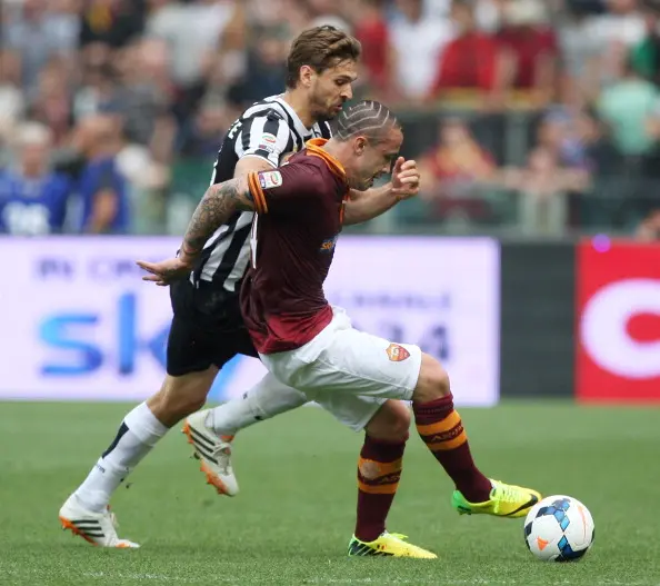 nainggolan protegge palla da llorente roma juve 11514