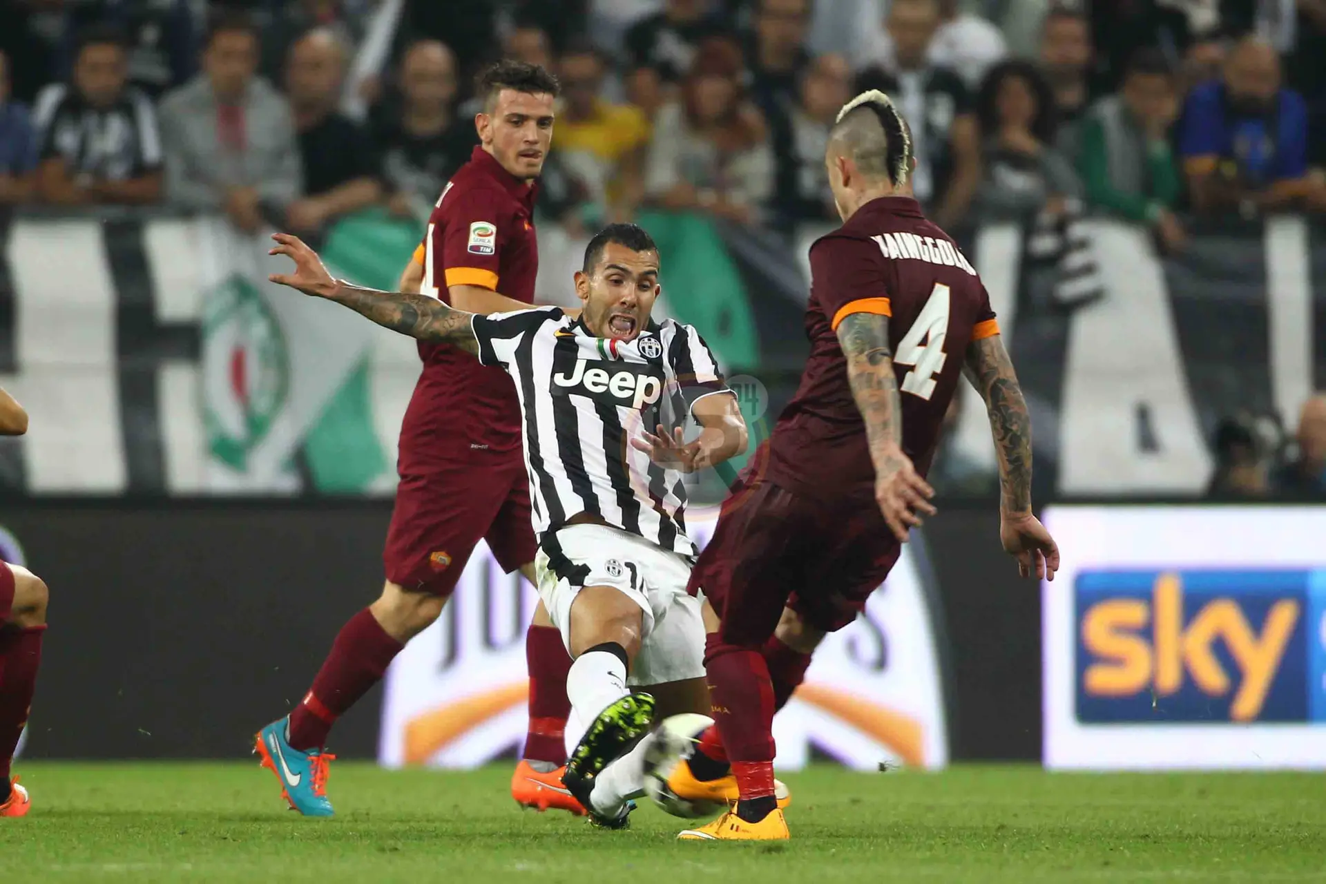 nainggolan tevez azione juve roma mancini