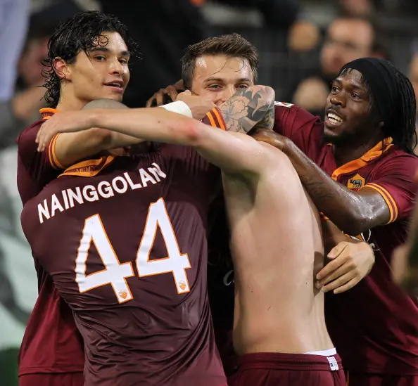 nainggolan toloi gervinho si abbracciano roma milan
