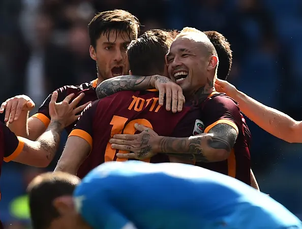 nainggolan zukanovic abbracciano totti roma napoli