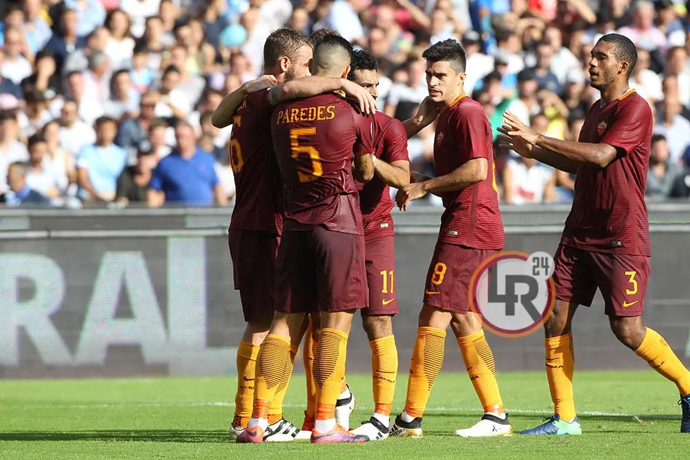 napoli roma abbracico giocatori roma dopo gol lr24