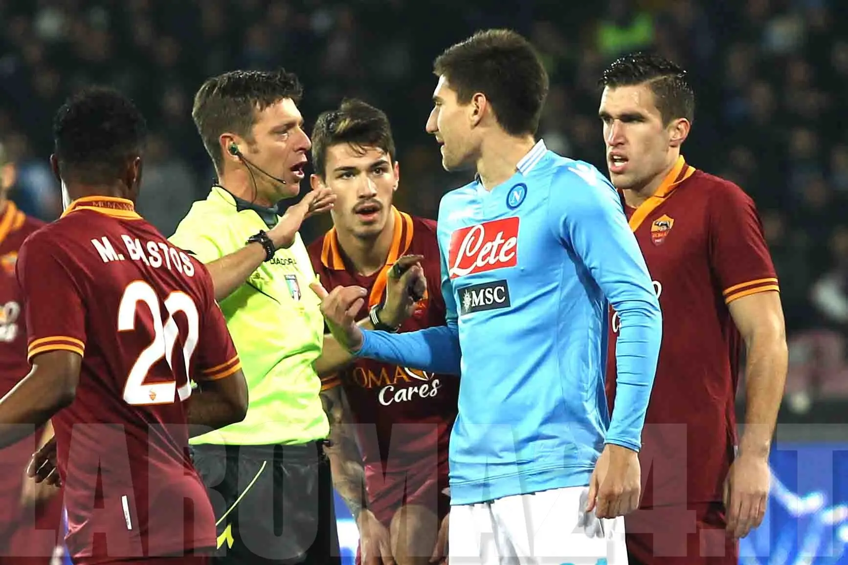 napoli roma mucchio attorno a rocchi foto gino