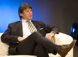 nela giacca cravatta seduto poltrona