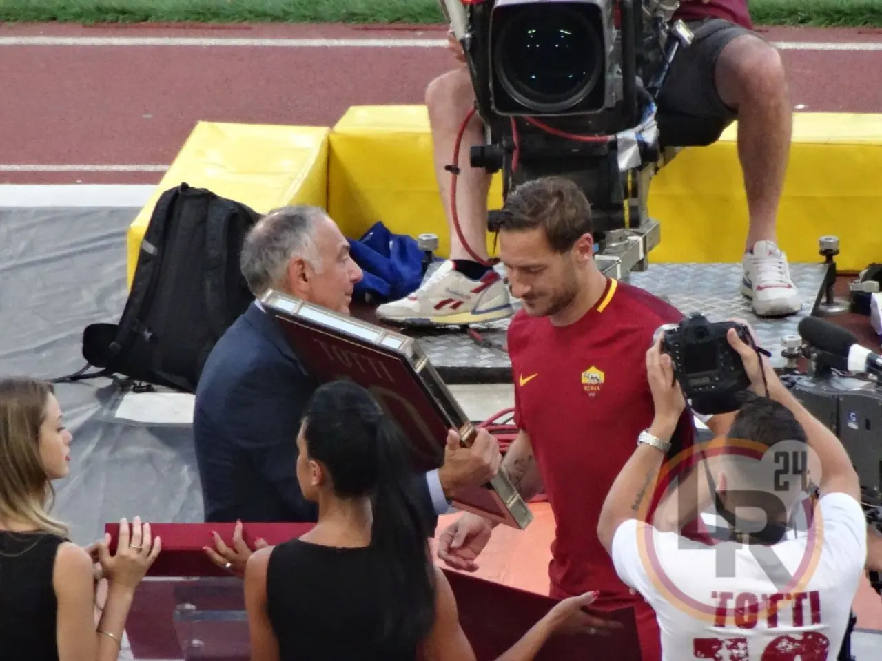 pallotta consegna a totti lr24
