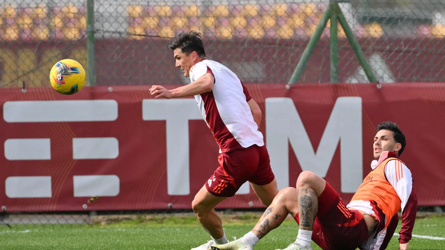 paredes e shomurodov