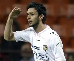 pastore20maglia20bianca20mano20quasi20sulla20fronte