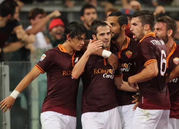 pjanic abbracciato da compagno roma napoli