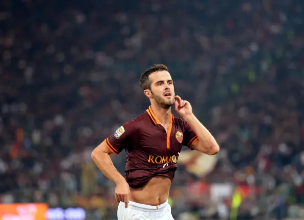 pjanic corre maglia mezza alzata