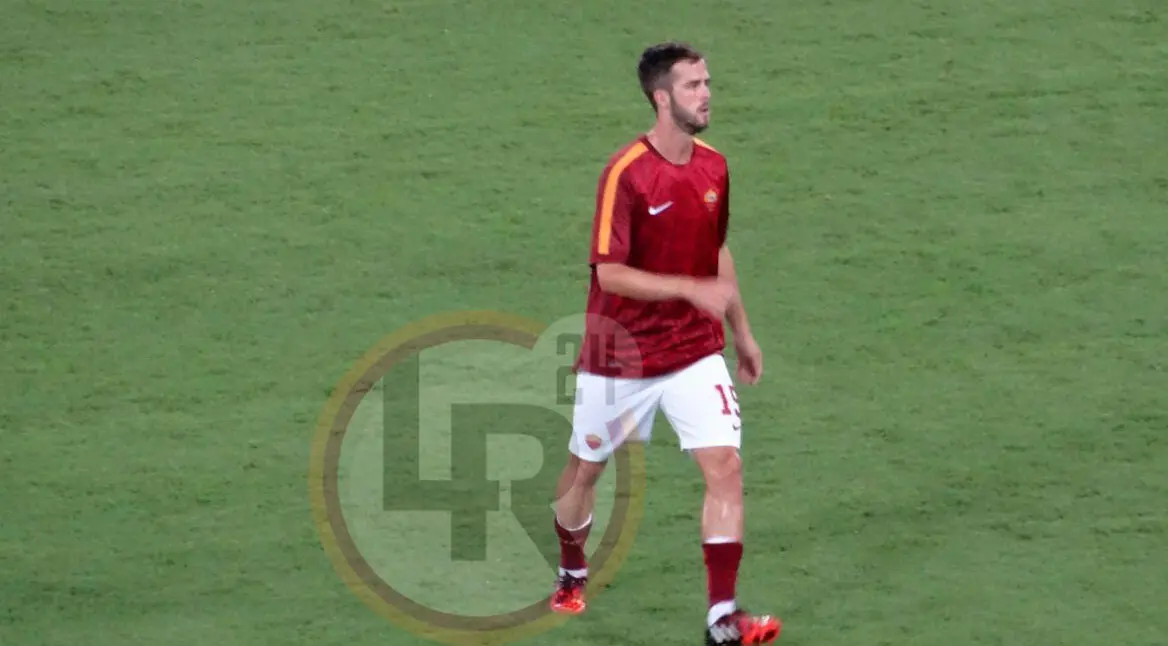 pjanic riscaldamento fiore tutta figura