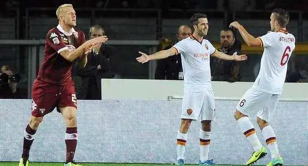 pjanic strootman abbraccio glil torino roma