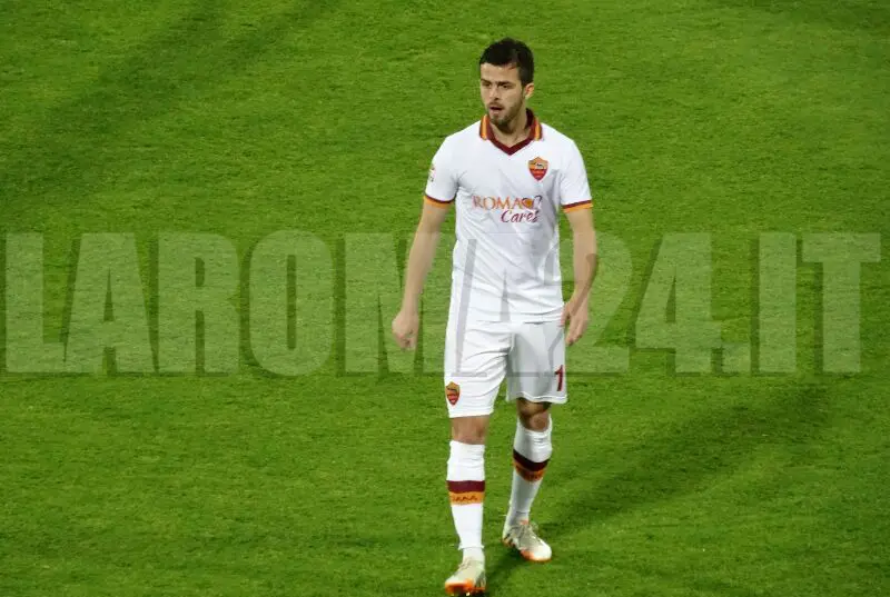 pjanic tutta figura bianco