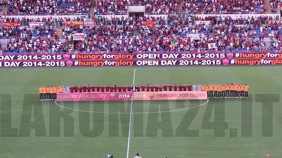 presentazione squadra stadio olimpico giocatori in posa