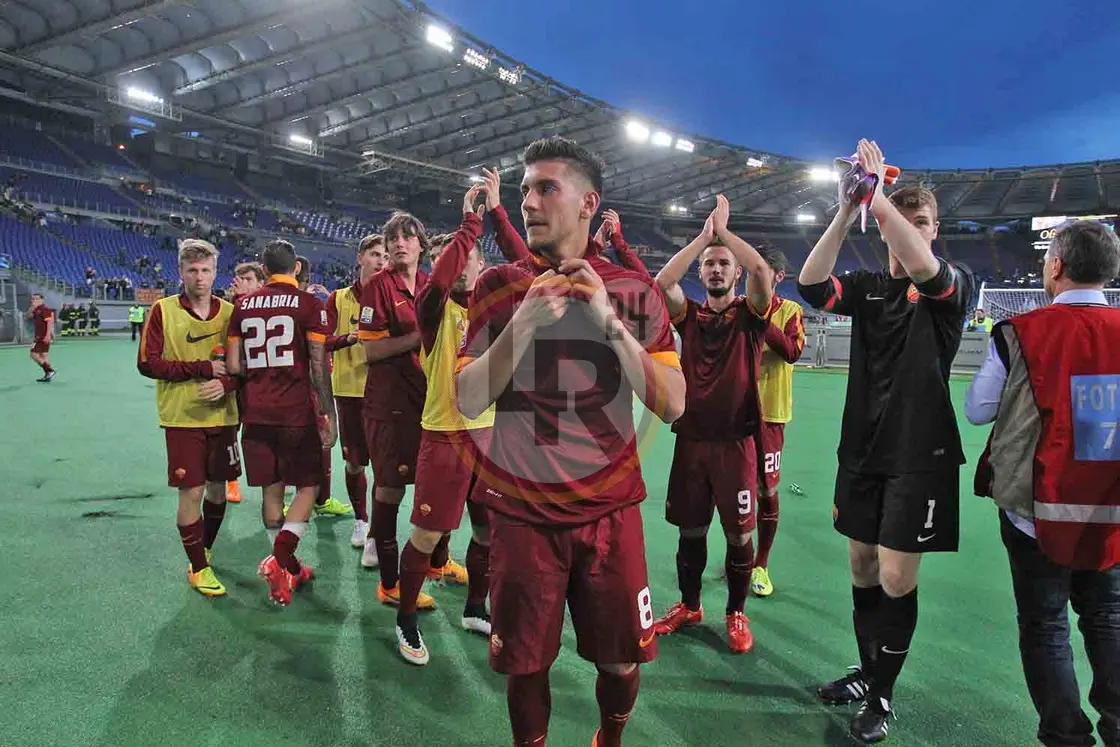 primavera gruppo saluta curva lr24