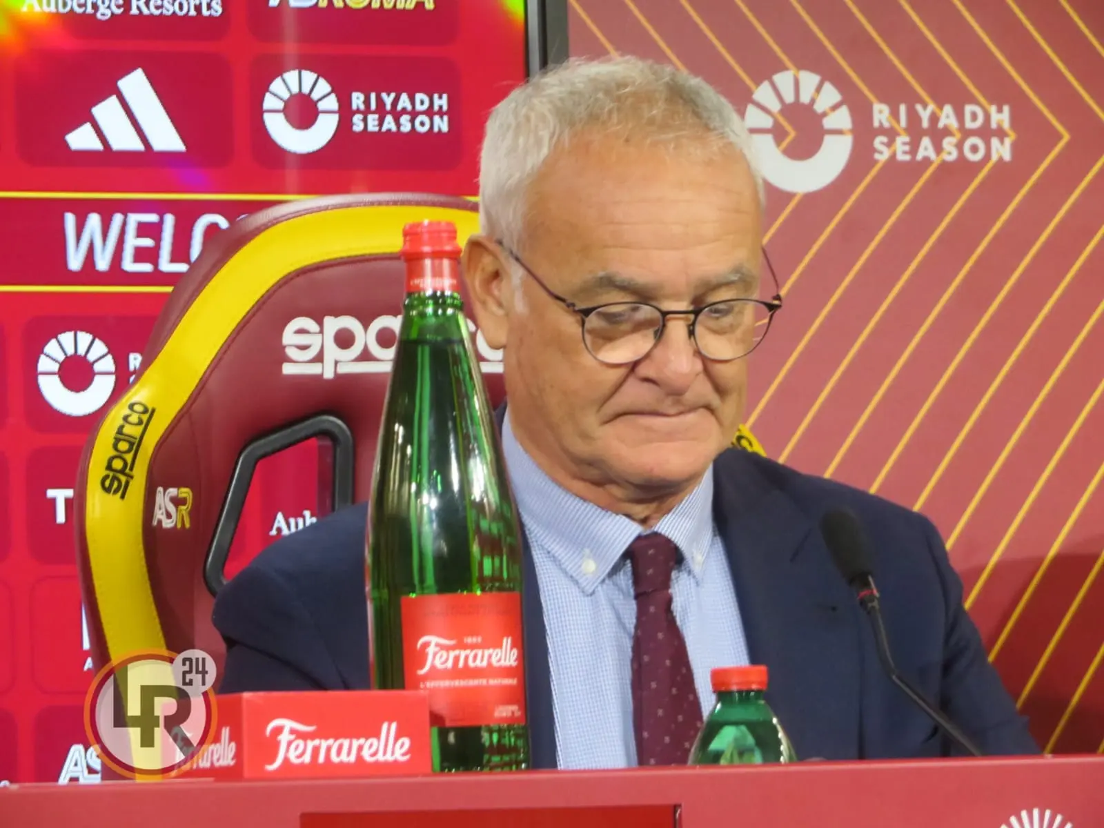 ranieri sguardo basso conferenza