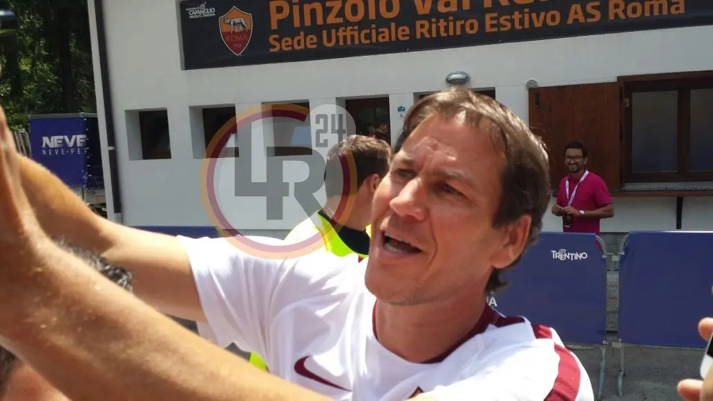 ritiro roma pinzolo garcia autografi