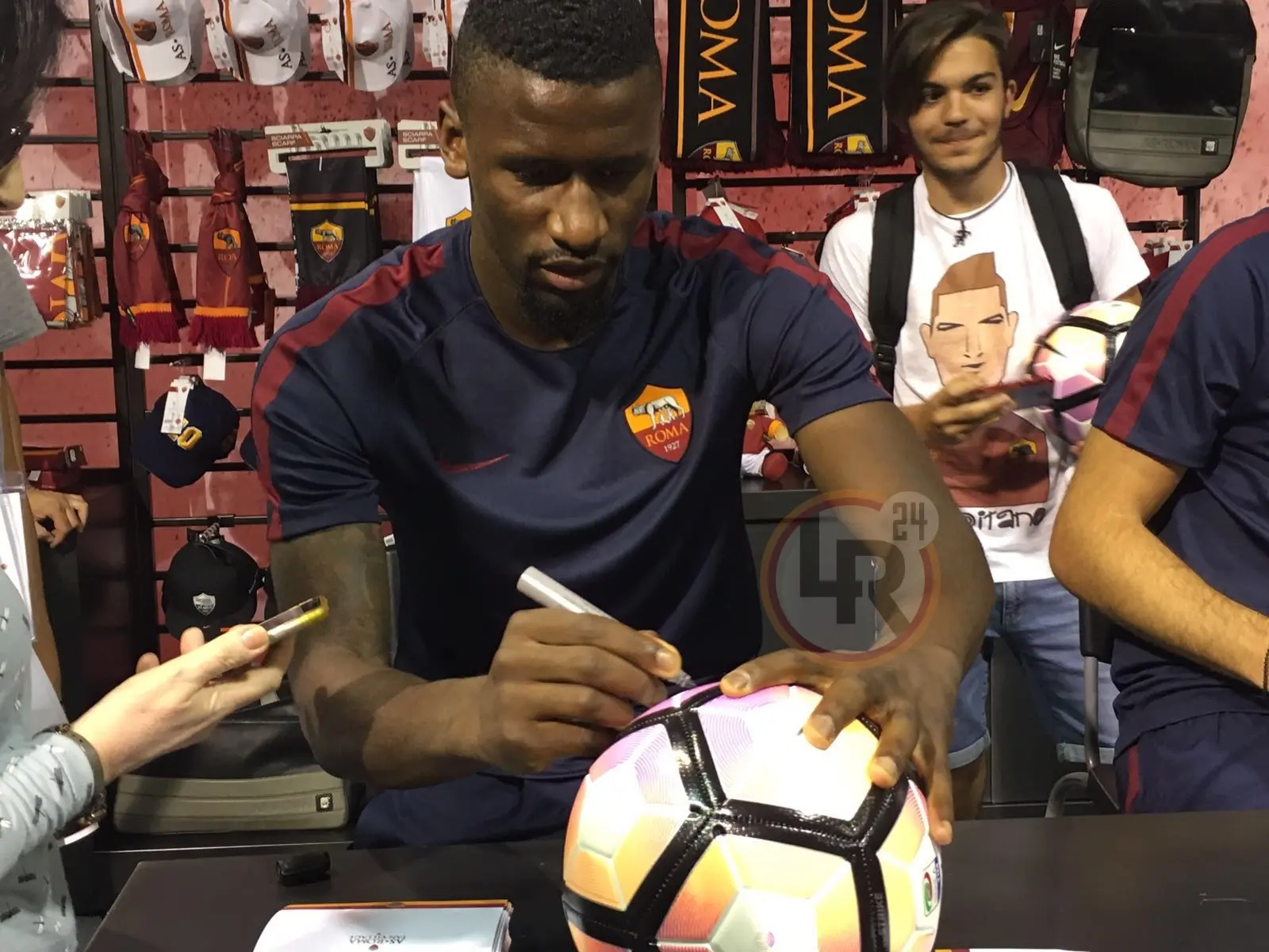 ritiro roma ruediger firma autografi al nike store