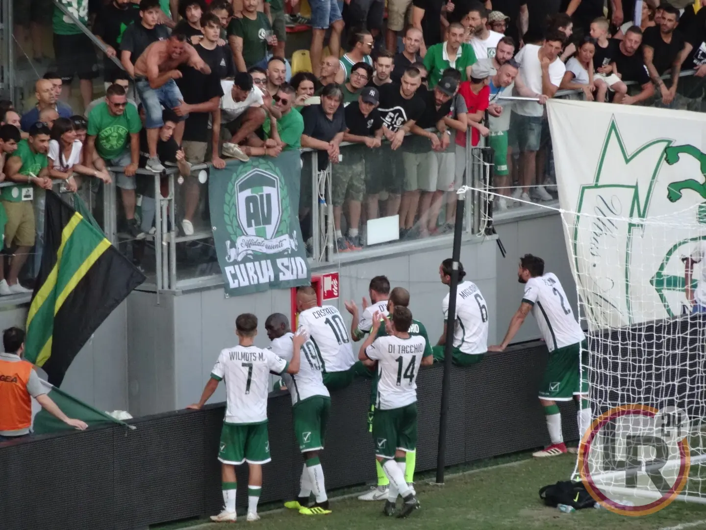 roma avellino tifosi con giocatori sotto la curva