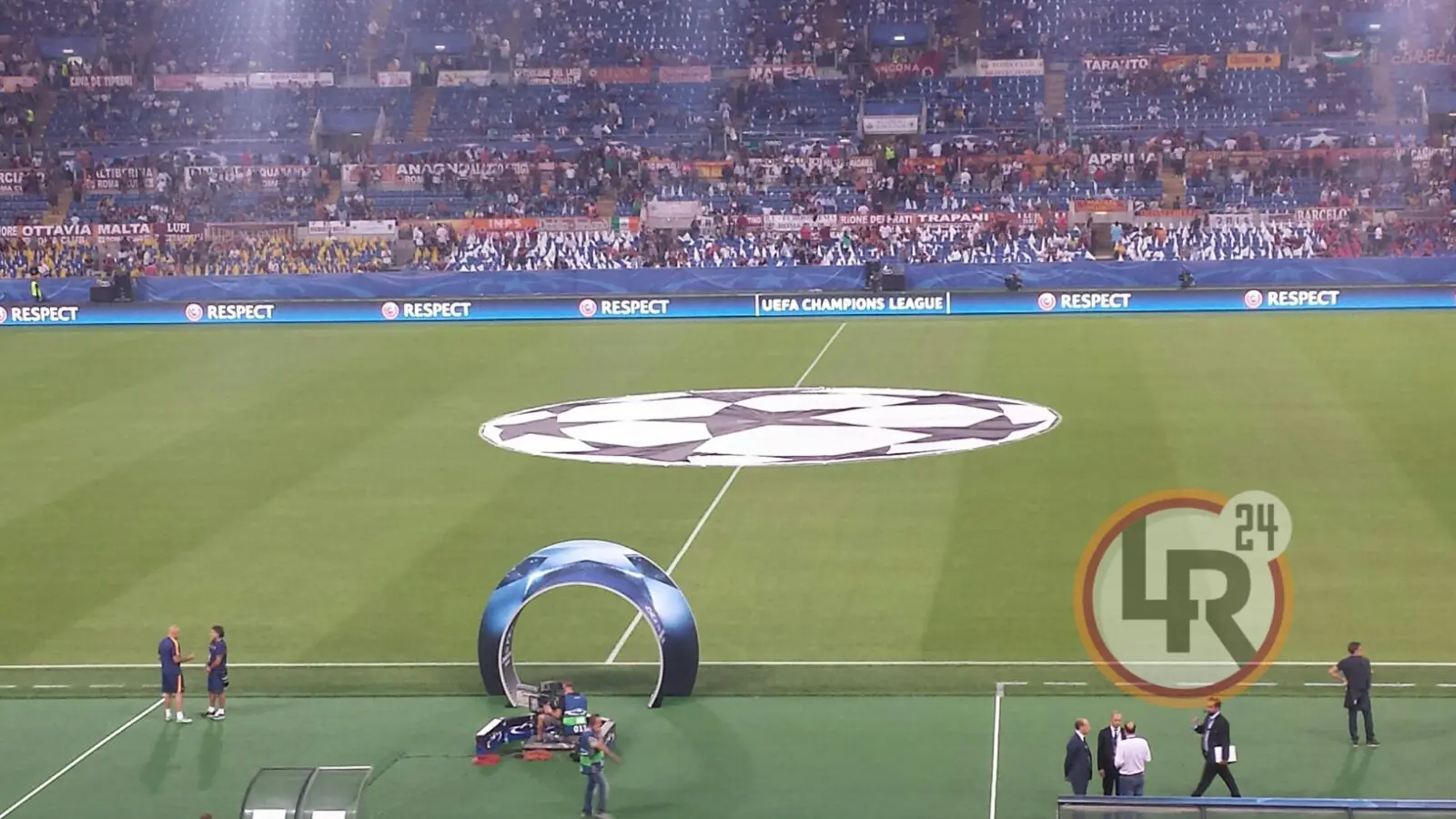 roma barcellona logo champions in campo